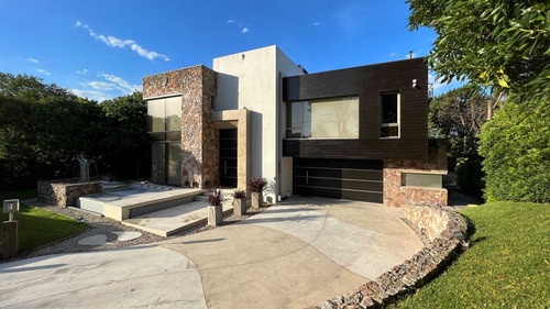 Pinamar Centro Exclusiva Casa 6 Ambientes C/piscina, Quincho, Parque, Parrilla. Inmejorable Por Su Ubicación Y Su Diseño Atemporal.