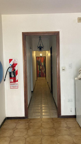 Destacada Vivienda, 5 Dormitorios En Ciudad De Mza