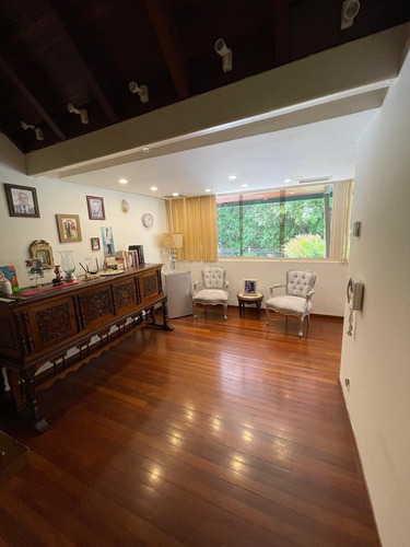 En Venta Casa Urbanización Colinas De Santa Mónica, Con Piscina Y Calle Cerrada.