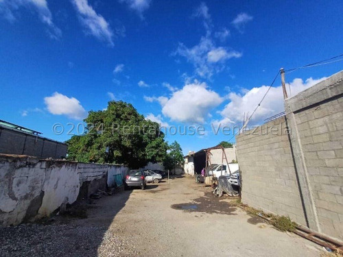 Raiza Suarez Vende Sensacional Terreno Comercial, Zona Oeste De Barquisimeto,-2 5 8 3 3-, Posee 496mts2, Ideal Para Taller, Posee Estacionamiento Amplio, Y Esta Apto Para Remodelar A Tus Gustos....