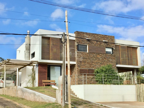Imagen 1 de 26 de Casa En Venta En Playa Mansa, Punta Del Este
