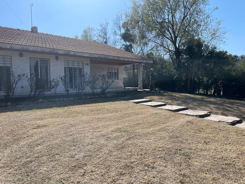 Casa En Venta De 3 Dormitorios C/ Cochera En Papagayos