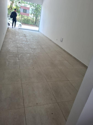 Imagen 4 de 4 de Local - Random Premium