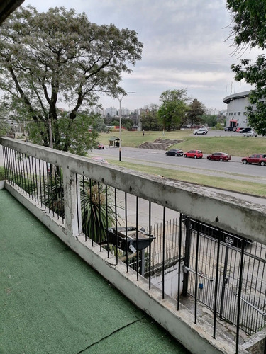 Avenida Ricaldoni Frente Al Estadio Con Gran Vista. Primer Piso Al Frente 2 Dorm Y Garage Amplio. 