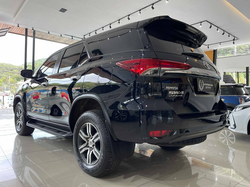 Imagem 5 de 13 de Toyota Hilux Sw4 2.7 Srv 7 Lugares 4x2 16v Flex 4p