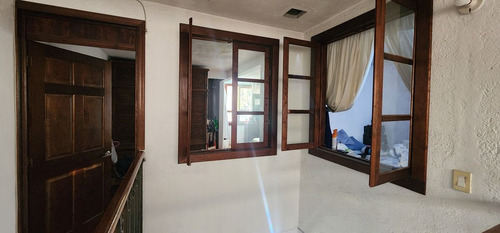 Casa De 3 Pisos Con Baño En Planta Baja Y Espacios Generosos En Villa Santin