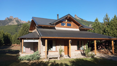 Re/max Vende Casa Con Amplio Parque En Meliquina