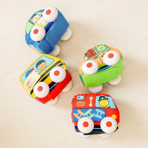 Melissa & Doug K's Kids Conjunto de vehículos de friccion con función de propulsión, conjunto de juguetes blandos para bebés con 4 coches y camiones, y una bolsa de transporte