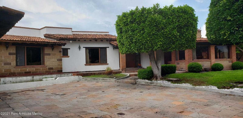 Imagen 1 de 14 de Casa De 1 Planta, Jardín Y Sala De Tv, Colinas Del Bosque. Venta