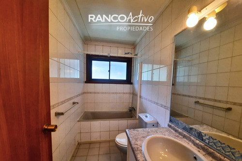 Hermosa Casa Con Amplios Espacios Y Entorno Natural. 4d, 3b