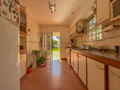 Casa En Venta En Banfield Oeste - Acepta Departamento En Parte De Pago!