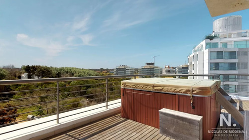 Pent House De 3 Dormitorios En Suite En Edificio Blue Bird , Punta Del Este , Playa Brava