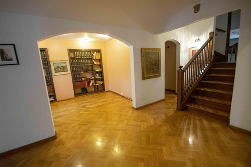 Casa De 5 Ambientes Escritorio, Playroom Y Dependencia De Servicio En Venta, En La Lucila.
