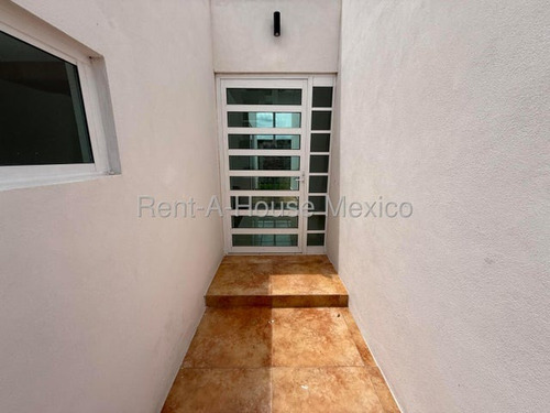 Casa De 1 Nivel Con Sala De Tv Y 3 Recámaras, Venta - Santa Rosa Jauregui