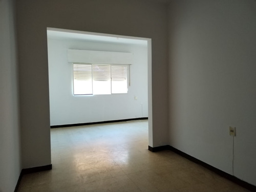 Atención Inversionistas!!! 2 Apartamentos En Un Mismo Padron, 1, De 2 Dormitorios, Li./com, Coc. C/oficce Y Baño. Otro; Liv/com, 1 Dorm, Kitchenette, Baño Y Lindo Patio!!! Documentacion En Regla