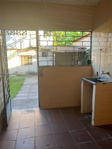 Casa De 3 Quartos Com Quintal E Churrasqueira.