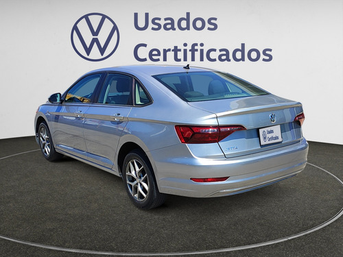 Volkswagen Jetta 4p Trendline L4/1.4/T Man