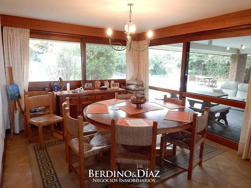 Hermosa Casa Con Excelente Entorno Natural Y A Solo Una Cuadra De Playa Mansa En Pinares- Ref: 101