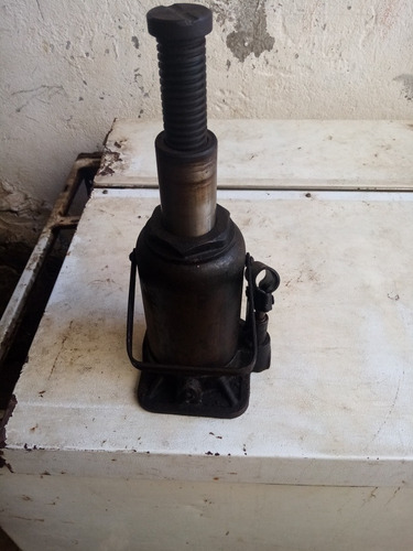 Imagen 2 de 2 de Gato De Botella De 50 Toneladas