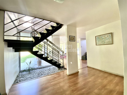 Casa En Arriendo De 5 Dorm. En Las Condes