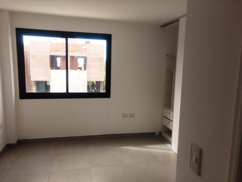 Vendo Dúplex De 2 Dormitorios Con Cochera En Barrio Smata Con Plan De Pago