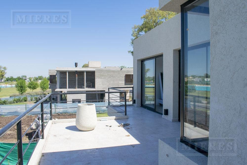 Impecable Casa De Dos Plantas En Construccion En Lagoon Pilar