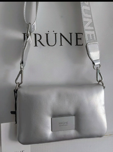 Cartera Bandolera Prüne New Puffy Cuero Pu Plateada Plateado Lisa Níquel Plateado