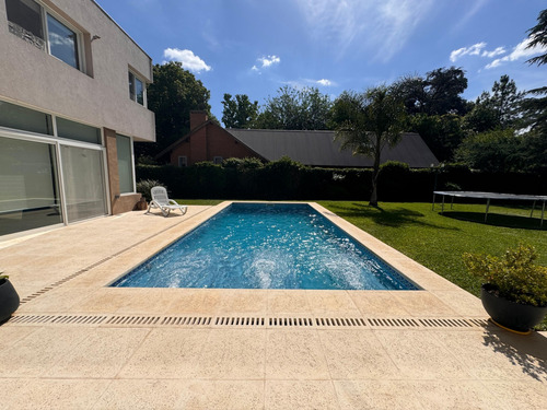 Casa 5 Ambientes Estilo Moderno - Parque Leloir