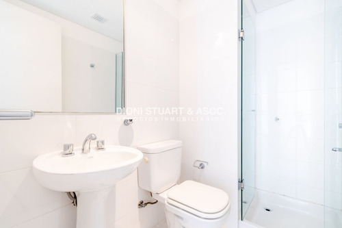 Moderno Apartamento Sobre Playa Brava En Torre Le Parc, Cuenta Con Dos Dormitorios Más Dependencia De Servicio. Punta Del Este