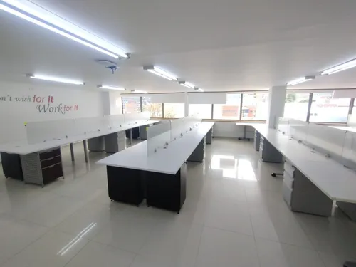 Oficina Amoblada Call Center 118m