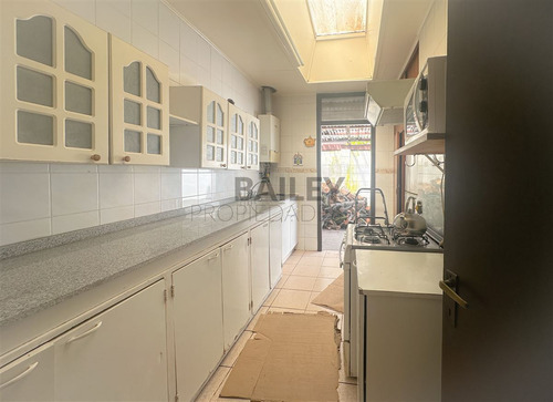 Casa En Venta De 7 Dorm. En Concón
