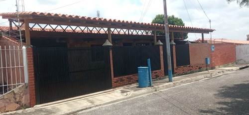 Se Vende Amplia Y Comoda Casa En La Urb. Atapaima Iii Cabudare