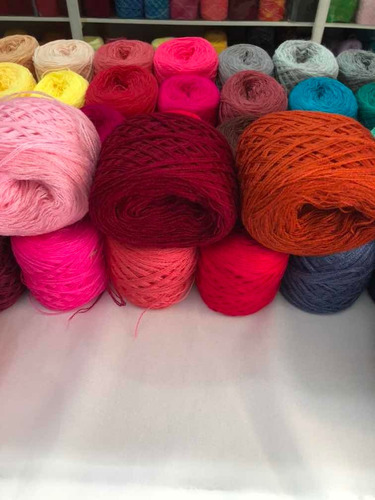 Imagen 2 de 4 de Estambre Acrilan De 3 Hebras. 1 Kilo, 25 Bolas De 40g
