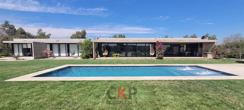 Casa En Venta De 5 Dorm. En Colina