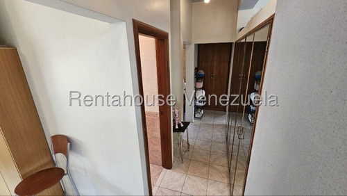 En Venta Hermosa Casa En Excelente Ubicación En Los Samanes 25-17999