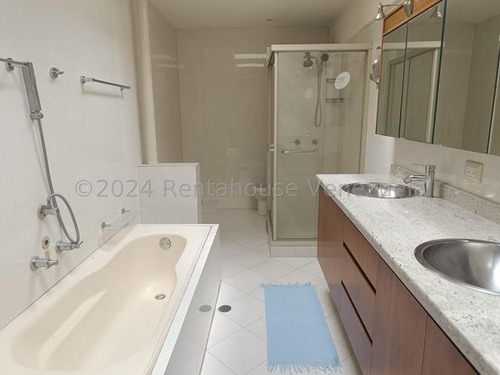 Imponente Quinta En Venta Ubicada En Chuao. 25-16410