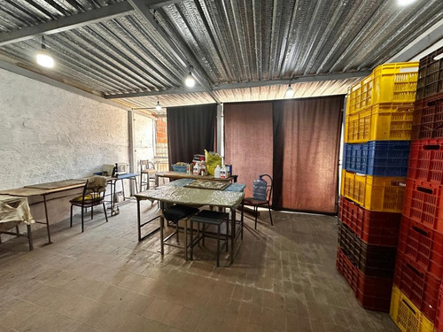 Catia. Edificio - Casa De Tres Niveles En Venta De 400m2