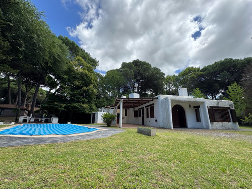 Casa En Venta En Carilo
