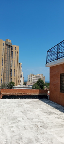 Casa De Tres Pisos En Venta, En Av El Milagro Con Av 5 De Ju