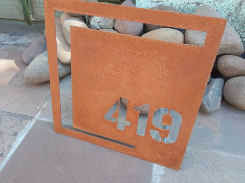 Placa Em Aço Corten Com Números Vazados - Vertical