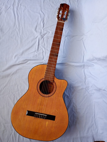 Guitarra Criolla Clásica Electroacústica Con Corte + Funda Naranja Claro Y Negro Diestro Madera (Usado)