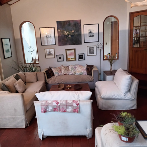 Casa Estilo Conolial, 2 Pisos Con Amplios Espacios