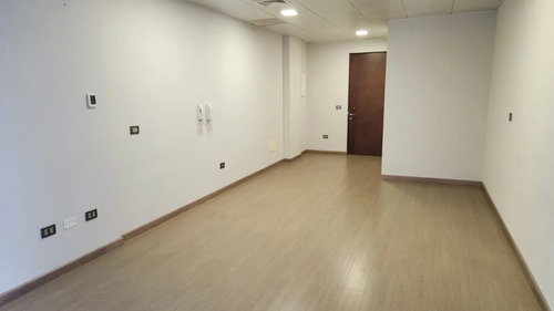 Oficina En Arriendo, Amplia Y Luminosa, En Las Condes