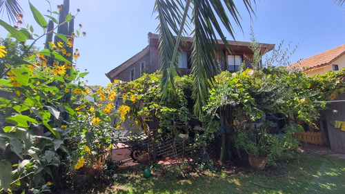 Casa Remodelada, 2 Pisos, Amplio Terreno