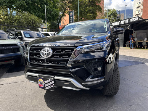 Imagen 2 de 10 de Toyota Fortuner Dubai Vx Negro 2023