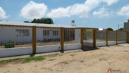Imagen 1 de 13 de Casa ( Amplio Terreno) Ubicada En La Av. Ollarvides De La Puerta Maraven.