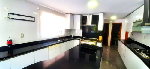 Casa En Venta De 5 Dorm. En Colina