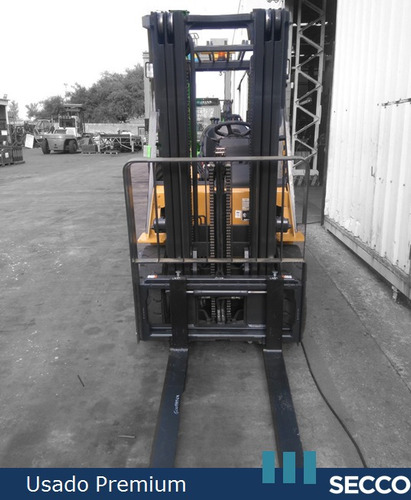 Imagen 5 de 5 de Autoelevador Cat Usado 2.5 Tn Diesel, Premium