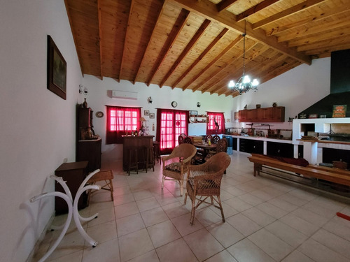 Cantisano Propiedades Vende Excelente Casa Quinta, Amplio Ambiente Con Parrilla!! Muy Buena Zona A Metros De Av.44!!
