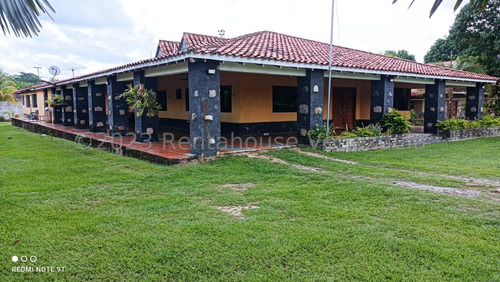 Casa En Venta Con Excelentes Espacios En Venta Ubicada En Safary Coutry Municipio Libertador Cod 23-31300 Eloisa Mejia